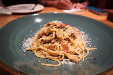 spagetti, peynirli spagetti veya peynirli spagetti.