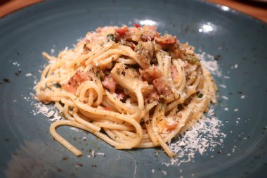 spagetti, peynirli spagetti veya peynirli spagetti.