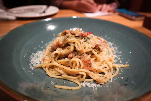 spagetti, peynirli spagetti veya peynirli spagetti.