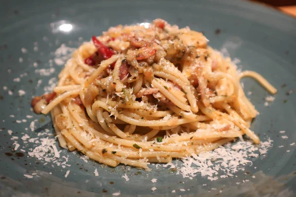 spagetti, peynirli spagetti veya peynirli spagetti.