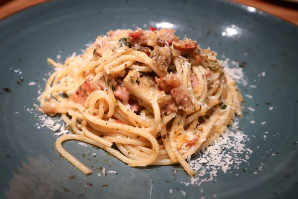 spagetti, peynirli spagetti veya peynirli spagetti.