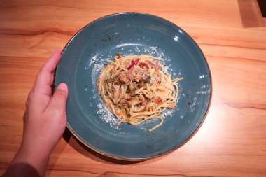 spagetti, peynirli spagetti veya peynirli spagetti.