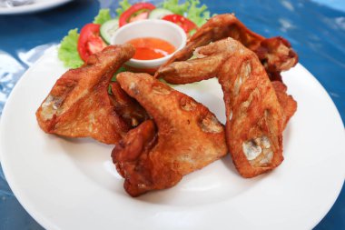 Kızarmış tavuk, kızarmış tavuk veya soslu ızgara tavuk.
