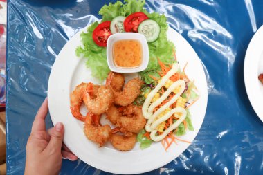 Kızarmış karides, kızarmış karides veya servis için karides salatası.