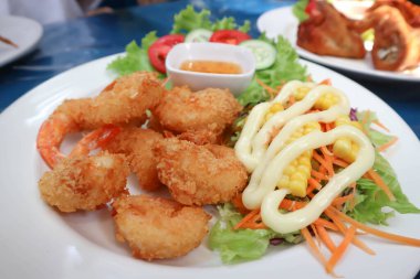 Kızarmış karides, kızarmış karides veya servis için karides salatası.