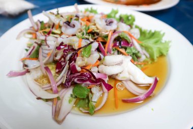 Baharatlı salata veya baharatlı kalamar salatası, Tayland yemeği.