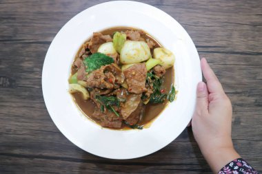 Kızarmış sığır eti ve et karışımı.