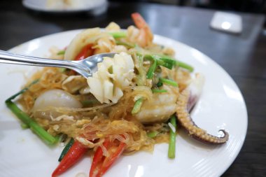 Kızarmış kalamar, karides, vermicelli ve sebze karıştırın.