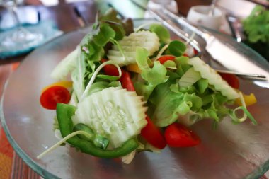 sebze, sebze salatası veya karışık sebze salatası.