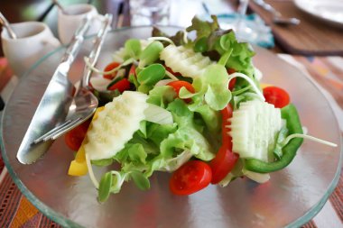 sebze, sebze salatası veya karışık sebze salatası.