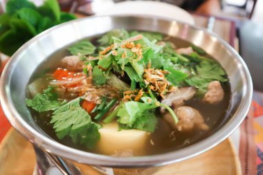 Tofu ve domuz köftesi çorbası, sebze çorbası tofu ve domuz köftesi servis etmek için.