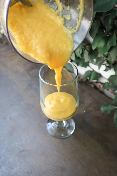 Mango Smoothie Mango Yogurt Smoothie Pouring Mango Yogurt Smoothie Glass — Stock Photo, Image