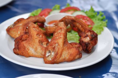 Kızarmış tavuk, kızarmış tavuk veya ızgara tavuk ve sos.