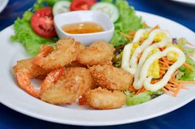 Kızarmış karides, kızarmış karides ya da soslu karides salatası.