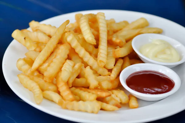 Batatas Fritas Fritas Com Molho Tomate Catchup Maionese — Fotografia de Stock