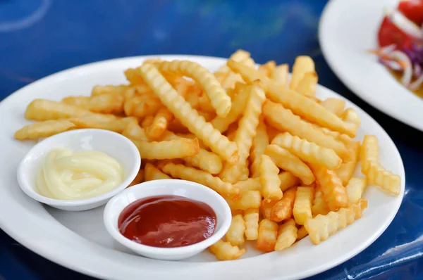Pommes Oder Bratkartoffeln Mit Tomatensauce Oder Catchup Und Mayonnaise — Stockfoto