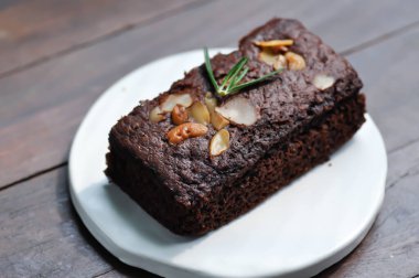 Brownie, fındıklı ve bademli çikolatalı kek.