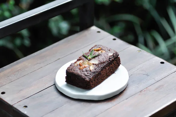 ブラウニーカシューナッツとアーモンドトッピングのチョコレートケーキ — ストック写真