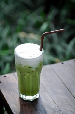 Buzlu çay, buzlu kibrit ya da kibrit yeşil çay veya servis için yeşil çay.