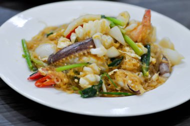 Kızarmış kalamar, karides ve vermicelli veya kızarmış deniz ürünleri.