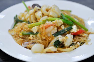 Kızarmış kalamar, karides ve vermicelli veya kızarmış deniz ürünleri.