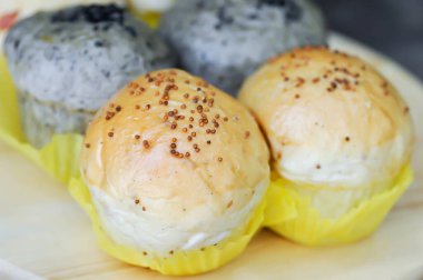 Bun ya da perilla ekmeği, kepekli çörek ve susamlı çörek.