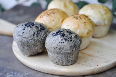 Çörek ya da susamlı çörek, susamlı tam buğday ekmeği ve servis için perilla ekmeği.