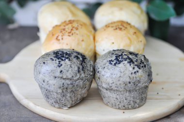 Çörek ya da susamlı çörek, susamlı tam buğday ekmeği ve servis için perilla ekmeği.