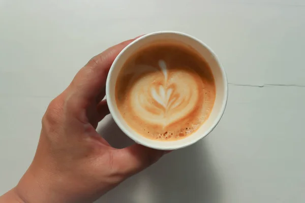 コーヒーやホットコーヒーテーブルの上のラテコーヒー — ストック写真