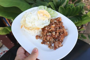 Kızarmış domuz eti ya da kızarmış domuz eti yanında yumurta ve pilav.