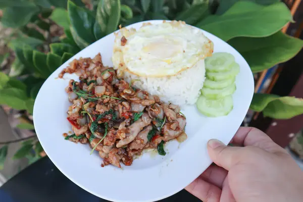 Aduk Daging Babi Goreng Dengan Kemangi Suci Nasi Dan Sisi — Stok Foto