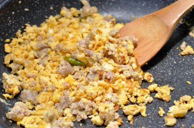 Omlet ya da Tayland omleti, Tayland omleti ya da domuz etli omlet.