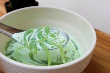 Deesert ya da Tayland tatlısı, hindistan cevizi kremalı pirinç eriştesi.