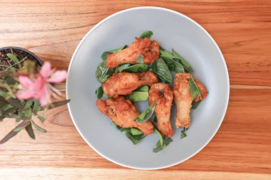 Kızarmış tavuk, kızarmış tavuk ya da ızgara tavuk ve kızarmış Kafir limon yaprakları.