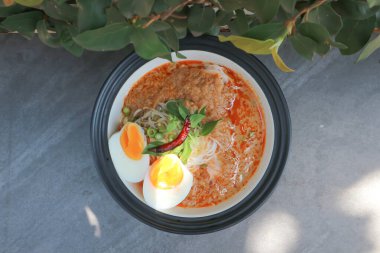 Erişte, haşlanmış yumurta ve sebzeli Tayland eriştesi.