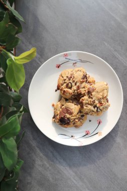 Servis için kurabiye, kurabiye, bademli kurabiye veya çikolatalı kurabiye.