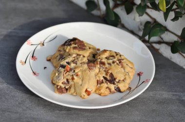 Servis için kurabiye, kurabiye, bademli kurabiye veya çikolatalı kurabiye.