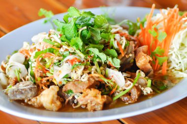 Baharatlı salata veya domuz salatası, kızarmış balık salatası veya baharatlı domuz salatası.