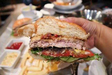 Domuz burger, pancar burger veya peynirli burger ve patates kızartması.