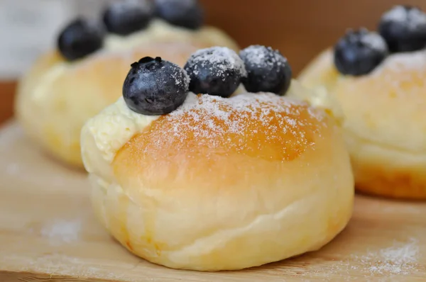 Pão Queijo Pão Queijo Mussarela Pão Donut Com Cobertura Mirtilo — Fotografia de Stock