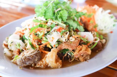 Baharatlı salata veya domuz salatası, kızarmış balık salatası veya baharatlı balık salatası.