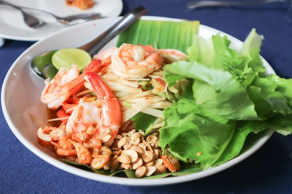 Papaya salatası, som tam veya servis için baharatlı karides salatası.