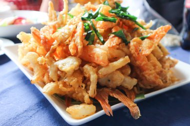 balık köftesi ve sebze topu, kızartılmış sebze ve kızarmış balık veya tempura tabağı.