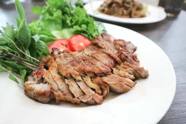 豚のグリル 豚のステーキと牛のステーキと野菜 — ストック写真