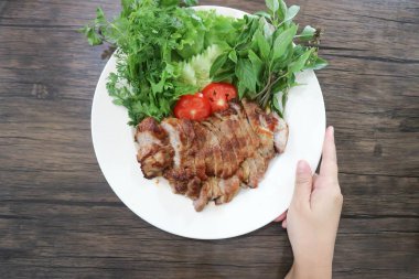 Izgara domuz eti, domuz eti, biftek ve sebze.