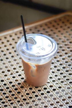 Kahve, buzlu kahve ya da buzlu latte kahve ya da buzlu moka.