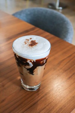 Çikolata ya da buzlu çikolata, buzlu hindistan cevizi ya da kahve.