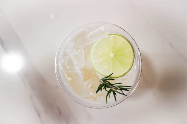 Limejuice Eller Citronsaft Citronsoda Eller Tonic Eller Läsk Och Limeskivor — Stockfoto