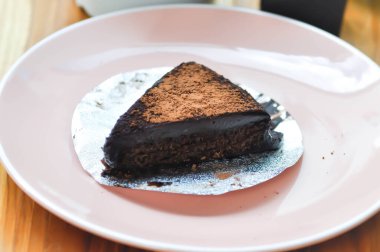 Çikolatalı kek ya da çikolatalı kek, çikolatalı kek.