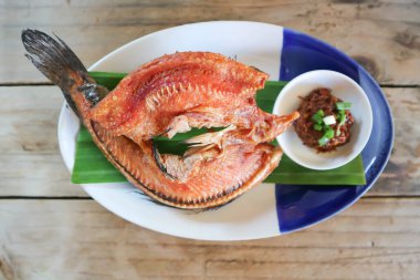 Kızarmış balık, kızarmış balık ve sos.